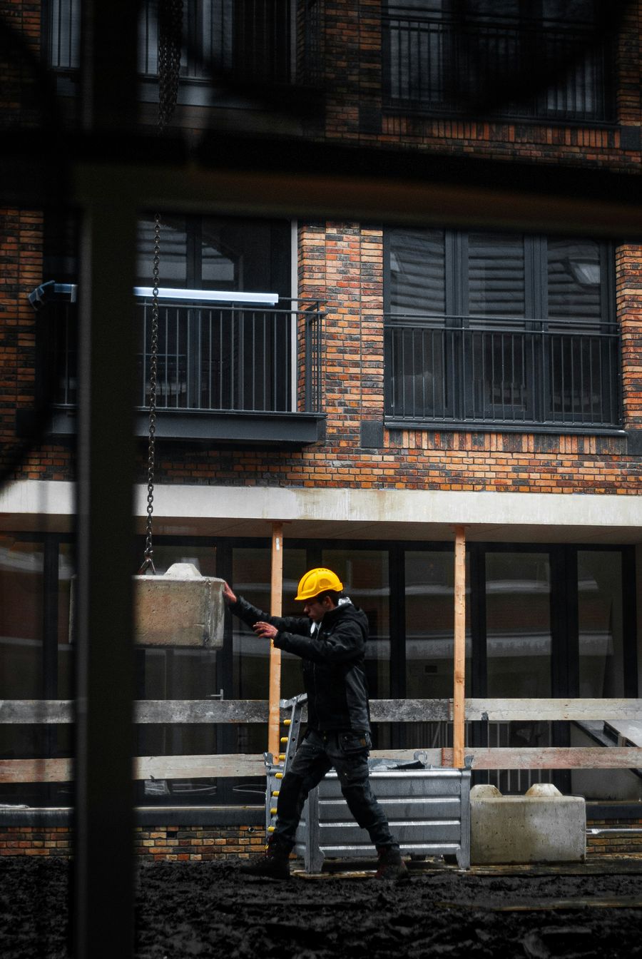 Bauleiter bei der Baustellenbegehung an einem Mehrfamilienhaus